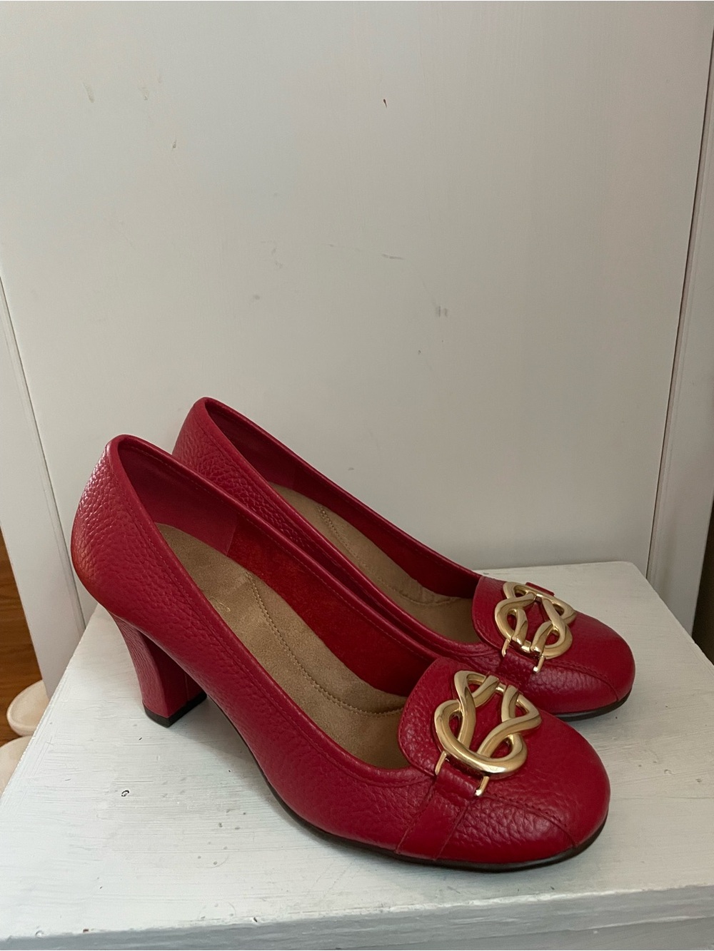 Aerosoles Red Leather Mid Heel Pumps with Gold Accent Size 9.5